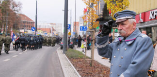 Dzień Niepodległości. Defilada i śpiewanie pieśni patriotycznych