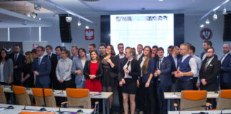 Jedyna taka Akademia Absolwenci pierwszej edycji Akademii Biznesu. Fot. Newsbar.pl