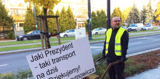 „Nie” dla ciemnogrodu! Piotr Grydź z taczką. Fot. Newsbar.pl