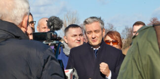 Nikt ci tyle nie da, co Biedroń obieca Robert Biedroń na spotkaniu z dziennikarzami nad jeziorem Ukiel w Olsztynie. Fot. Newsbar.pl