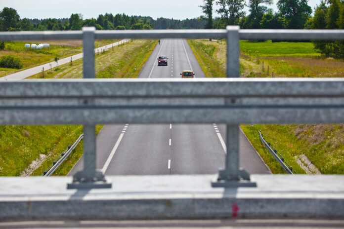 Głupia władza mądrzeje (?) po szkodzie Trasa wylotowa z Dywit na Dobre Miasto, Jedna z pierwszych inwestycji drogowych w regionie. Fot. Newsbar.pl