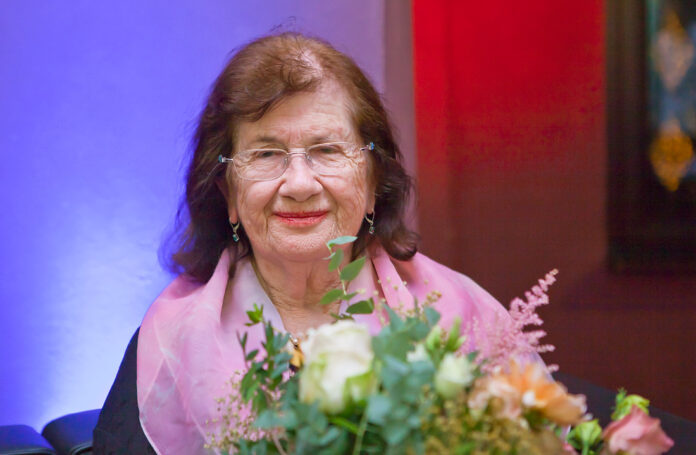 Halina Birenbaum: dym walił, że w dzień ciemno, a w nocy widno od ognia i jeszcze smród palonego mięsa