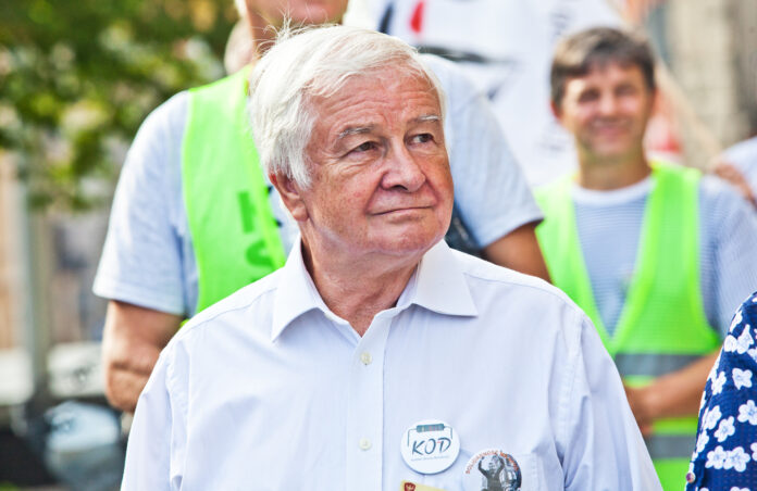 Człowiek sfałszowany Krzysztof Łoziński.