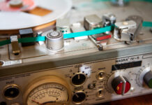 Reporter radiowy pod drzwiami wojewody